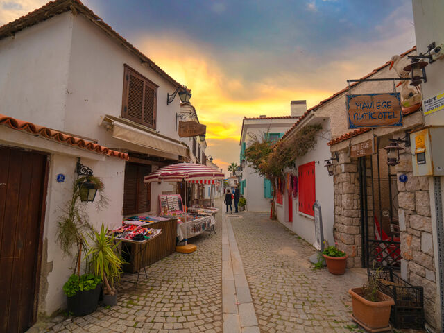 İkonik Alaçatı Ot Festivali ve Urla Enginar Çiçeği Festivali Turu - 2 Gece Otel Konaklamalı İstanbul Çıkışlı 